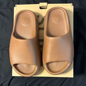 🎀 Yeezy Slides {adidas} 🎀